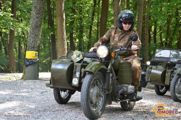 FOTO: 4. srečanje starodobnih vojaških vozil na tromeji